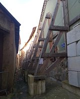 Mézin - échafaudages de sécurité sur toute une rue du centre-bourg