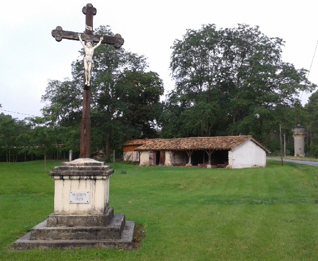 Boussès : croix de mission sur une sorte d'airial