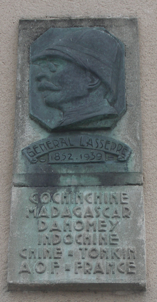 Mont de Marsan - plaque honorant le Général Lasserre sur ce qui doit être sa maison, dans la rue qui porte son nom