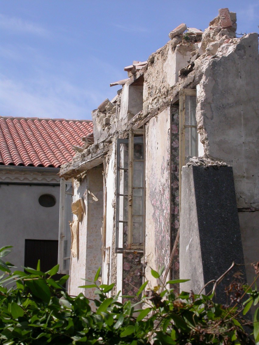 Maison en cours de démolition en 2015 à Sos sur la place des arcades