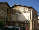 Sos - Maison à colombage masqué par la façade sur rue