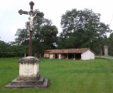 Boussès : croix de mission sur une sorte d'airial