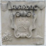 Lavardac - bas-relief symbolisant la ville, place de la Calotte