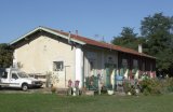 Près de la gare du Nizan, maisons longeant la voie ferrée transformée en voie verte (2023)