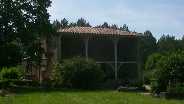 Saint-Pierre-de-Buzet - Larabat, avec le-balet orienté à l'est comme il se doit.
