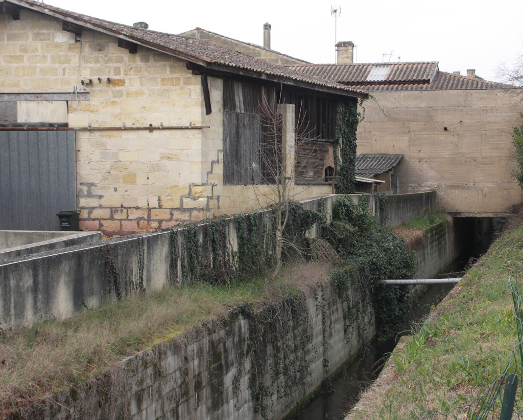 Castillon la Bataille - le Rieu vert canalisé en centre-ville...