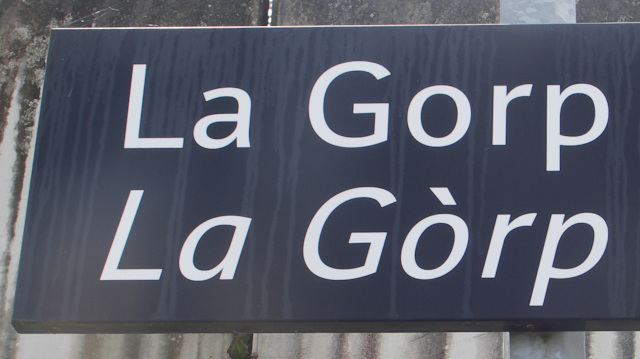 Panneau "bilingue" à la gare de la Gorp