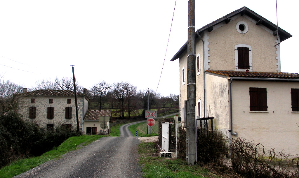 Nérac - Escabessat, le passage à niveau sur l'ancienne voie ferrée