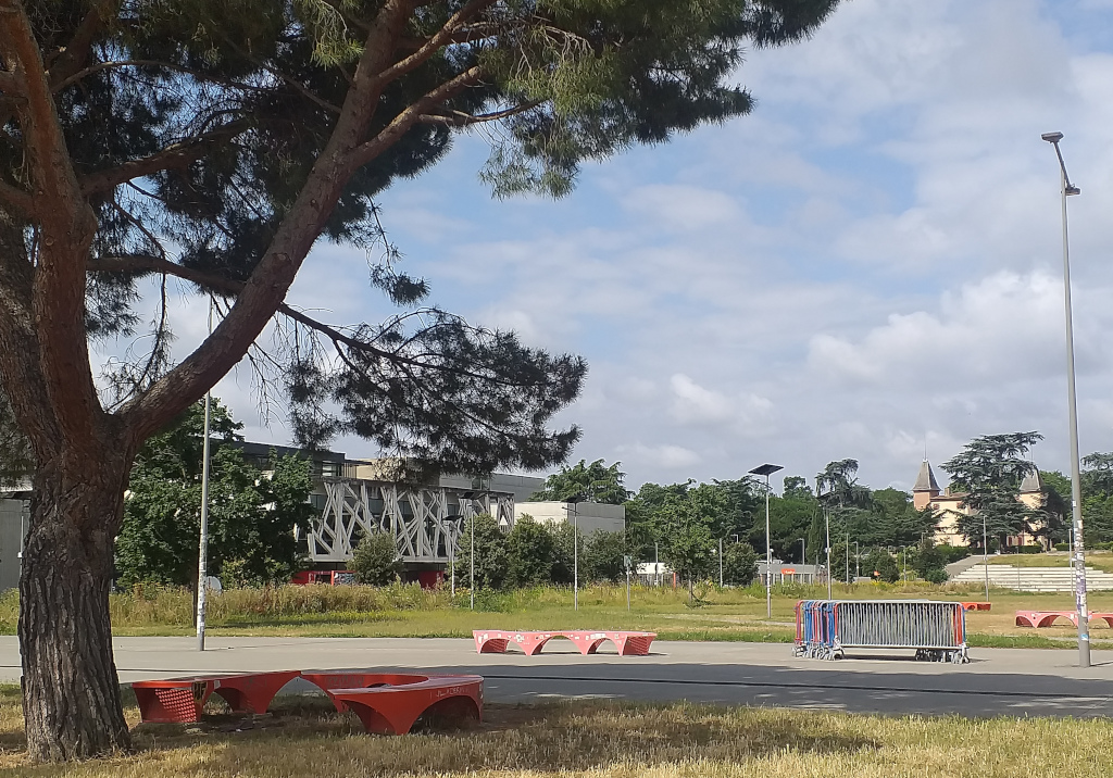 Toulouse - une partie du campus du Mirail, avec le château au fond à droite