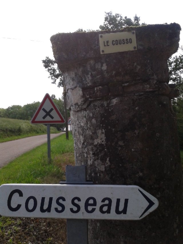 Villeneuve de Mézin - Le Cousso - Panneaux à l'entrée