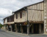 Lannepax - Maisons à colombage et emban sur la place centrale